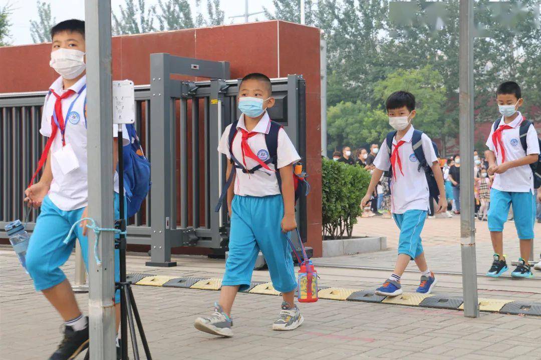 清晨,在杨村第十三小学门口,教师们为迎接学生做着准备工作.