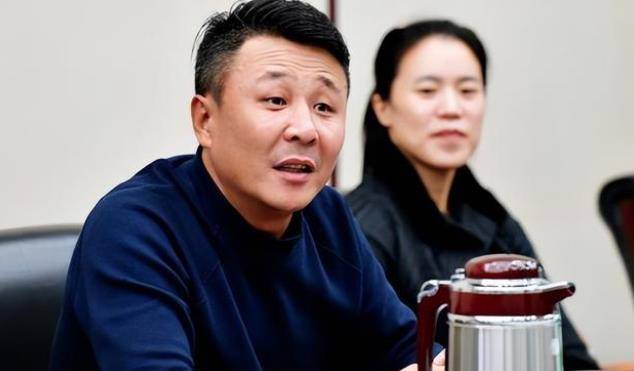 王楠的丈夫带着一家四口回到老家下地干活,致富后,他不忘初心_郭斌