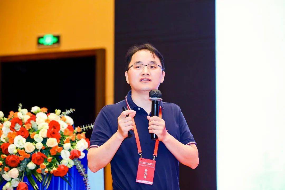 演讲嘉宾:浙江大学数据分析和管理国际研究中心主任 周伟华2.