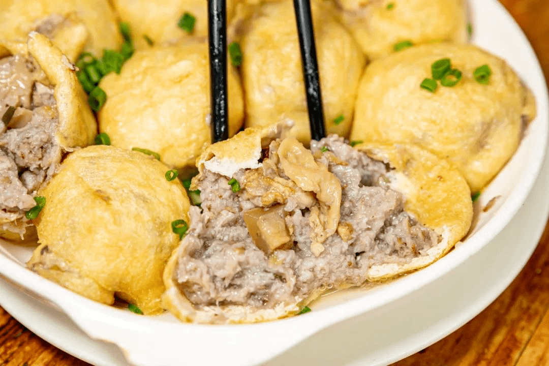 南雄的釀豆腐,餡料居然是芋泥,蝦米,大腸.製成的,還能蘸辣椒醬吃.