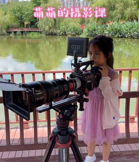 5岁女孩拍摄飞机凌月，被国家地理收录，却被网友质疑是父亲代拍