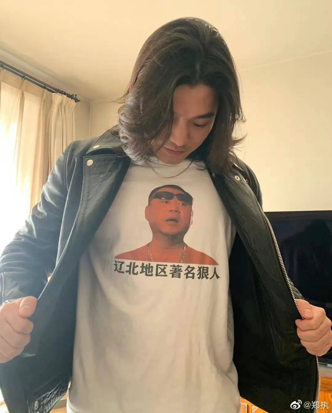 他会把大皮搂儿(皮夹克)敞开怀,露出t恤上范德彪的形象,底下一行字,写