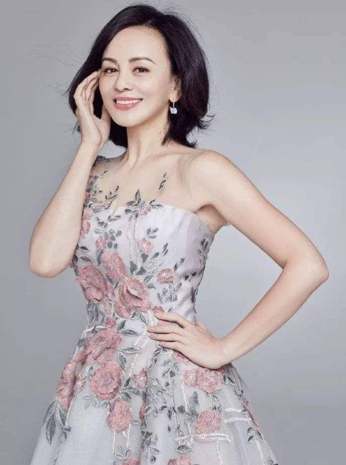 50岁王琳也太大胆了吧,穿西装却露时尚内搭,结果却美出新高度_带着