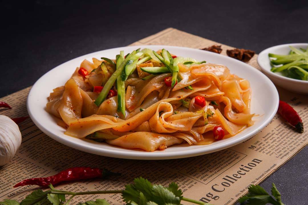 说到辣椒油,必要聊聊包头萨拉齐的红脸酿皮.