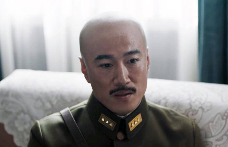 他在外形上也并不像蒋介石本人(剃了光头之后才接近了一些).