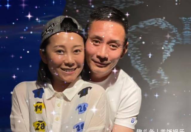 田小洁聚会时搂抱女同学,贴脸合影被指太亲密,现场不见妻子江珊_中戏