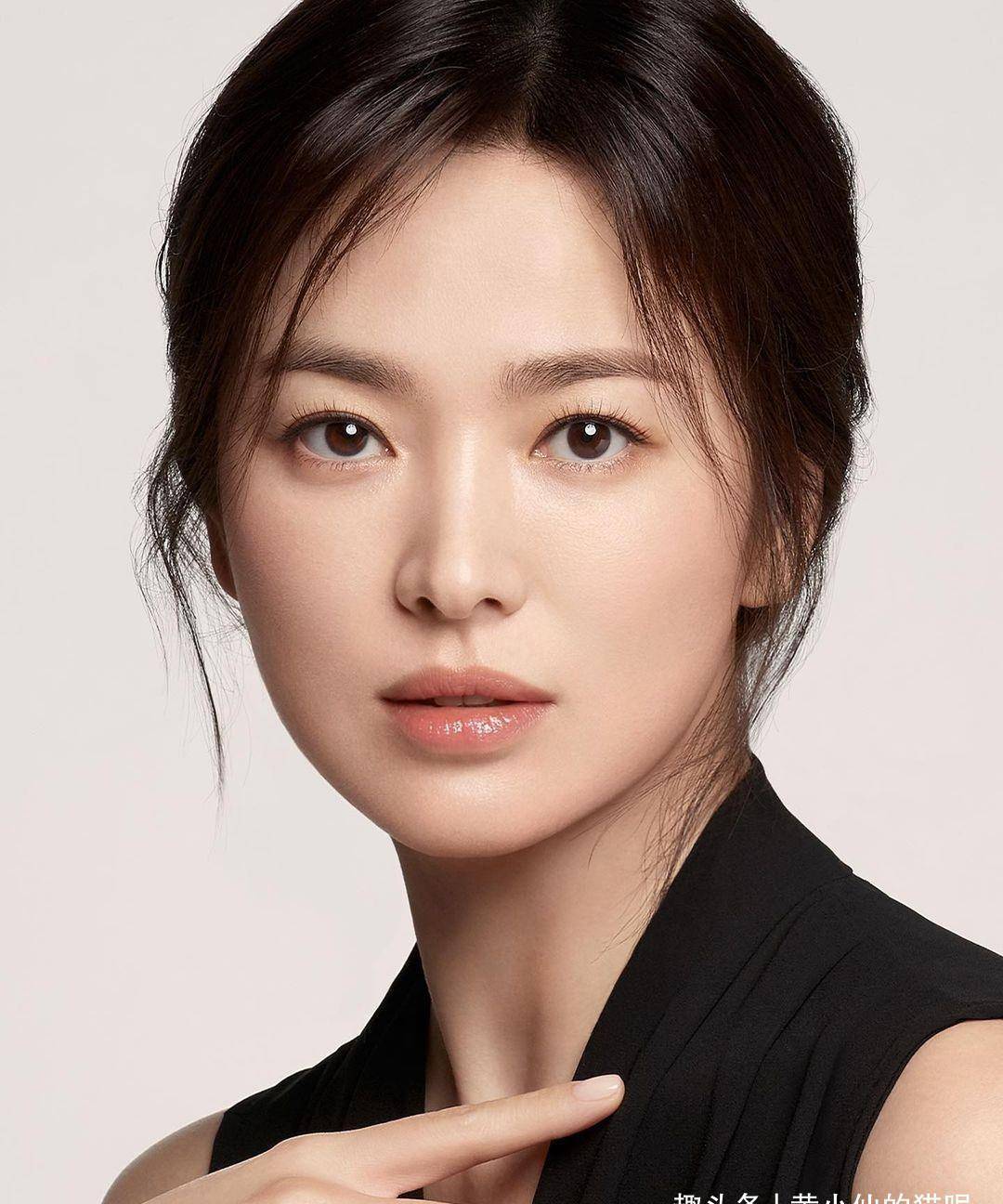 "国民女神"宋慧乔最新写真,扎麻花辫少女感十足,重回18岁_气质_西装