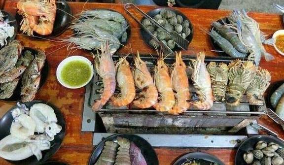 抖音非常热门的泰国活虾烧烤，来往游客络绎不绝，老板却不开心？