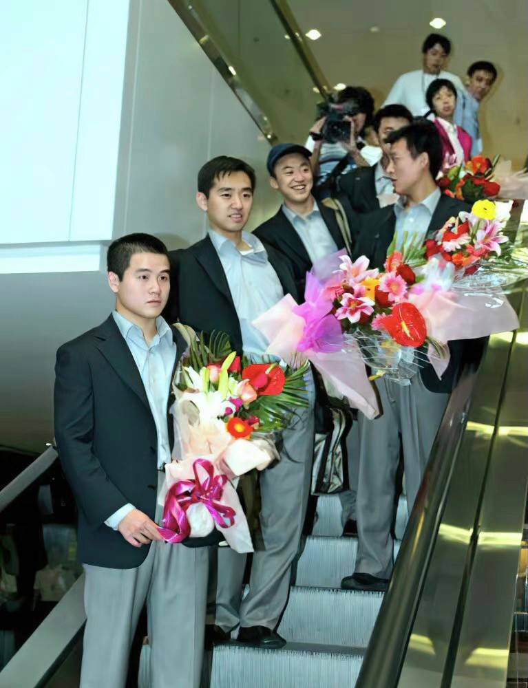 47岁孔令辉陪富豪玩乐,致辞安踏公子大婚,微微发福,成功人士_丁思榕