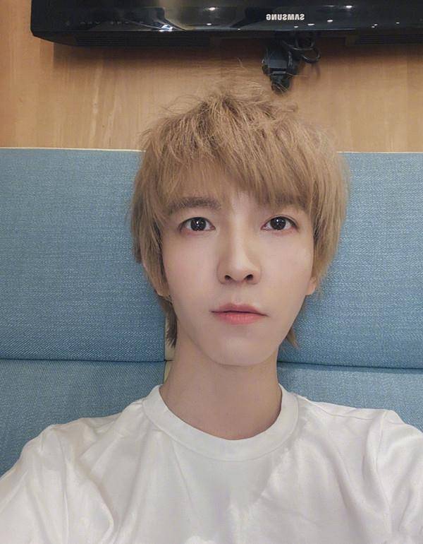 郭敬明走机场,穿白色衬衫搭白色休闲裤,37岁了还这么帅气!