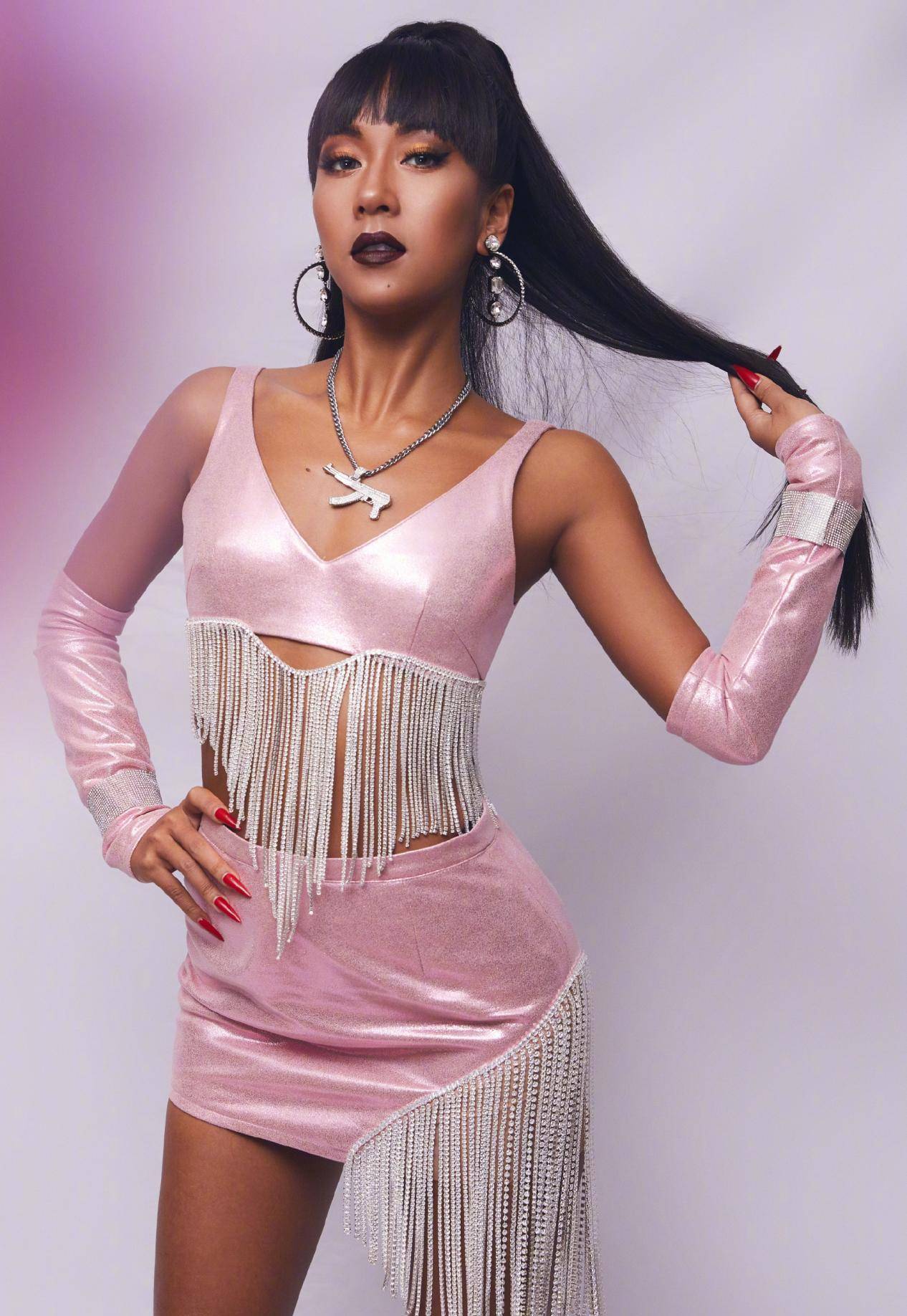 吉克隽逸太自信了,露脐背心配热裤走机场,一般人根