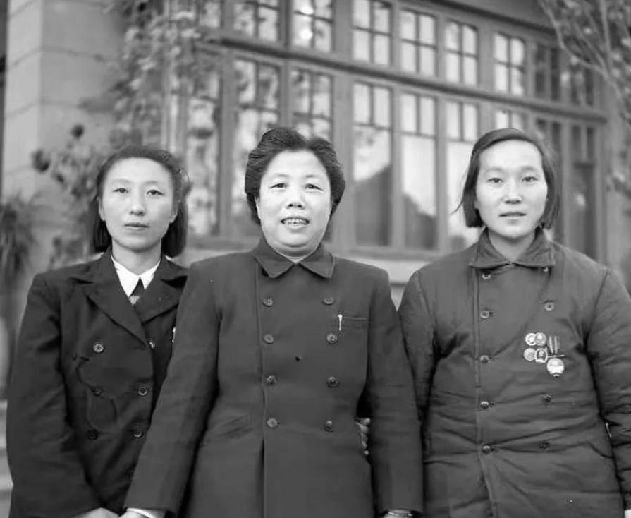 1952年,我军一连长在观影时突然大哭,指着屏幕:她是我妻子_李秀英_冯