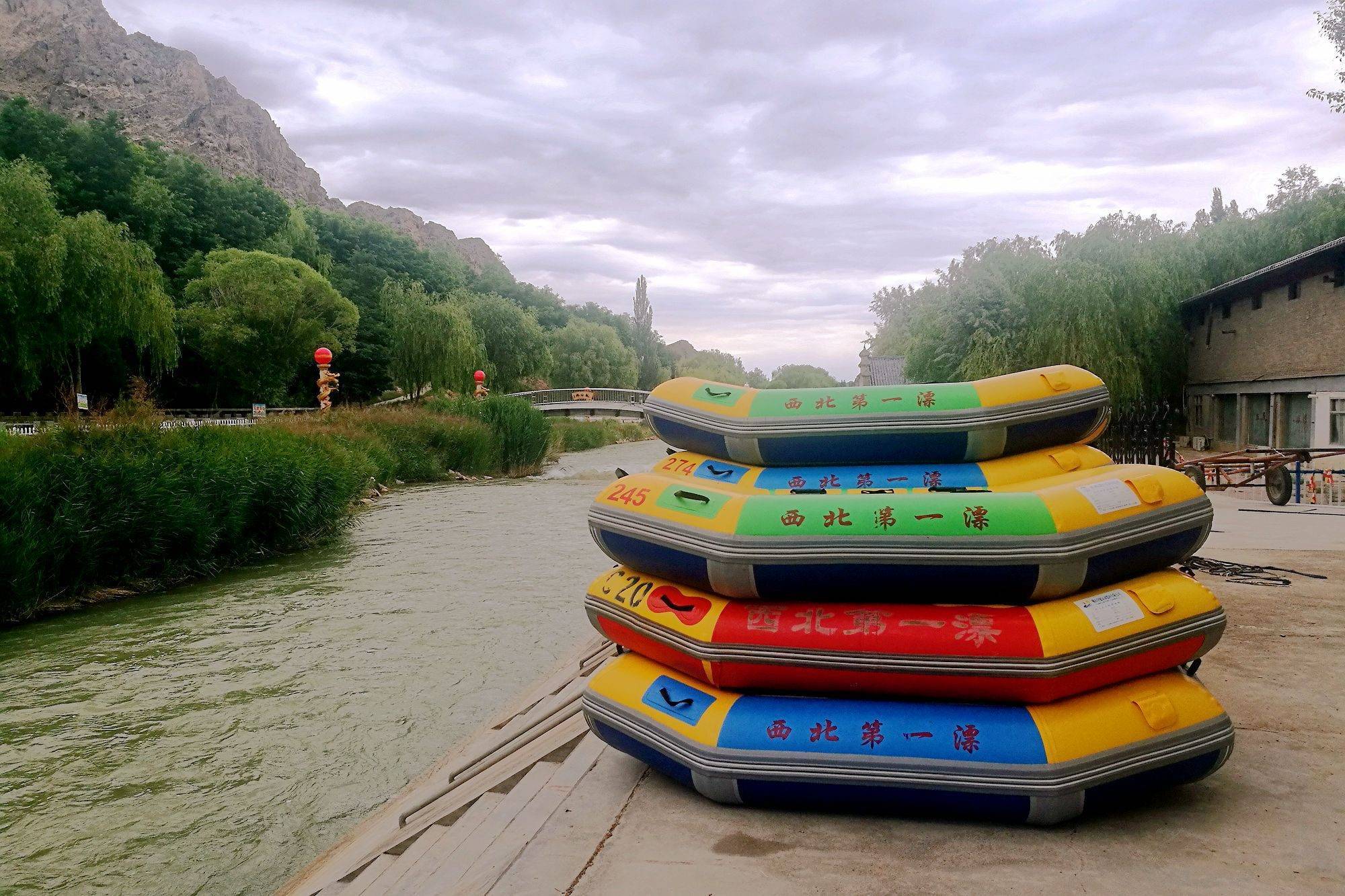 甘肃玉门赤金峡风景区,这里有绝美的丹霞地貌,仿佛燃烧的火焰_红色