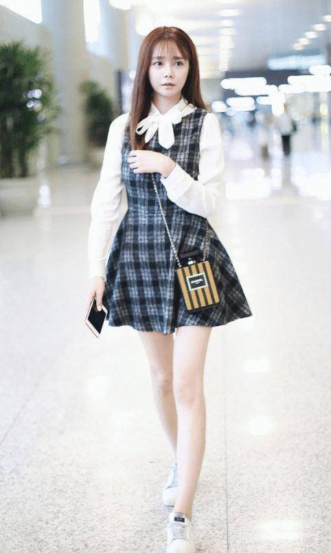 沈梦辰衣品优秀,服饰简约穿出时尚造型感,一双大长腿太吸睛_气息_青春