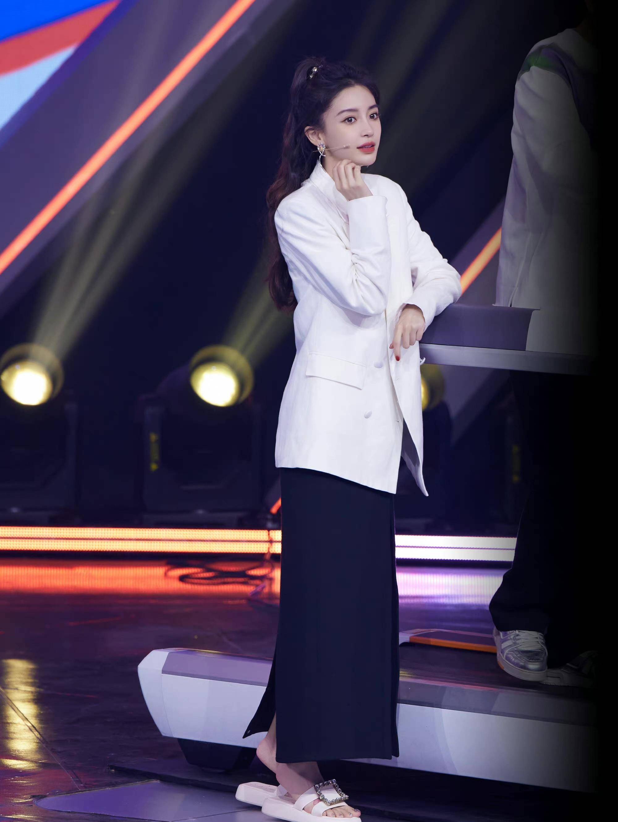 angelababy中秋造型太惊艳,cos嫦娥仙气飘飘,轻纱长裙灵动飘逸