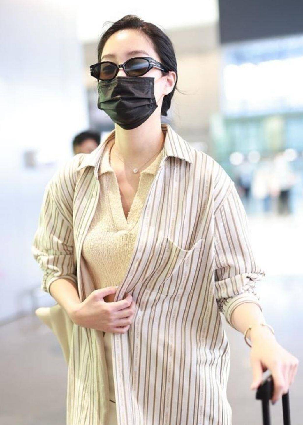 杨采钰的身材真绝,穿衬衫配露脐装亮相,小蛮腰格外抢镜_女性_时尚