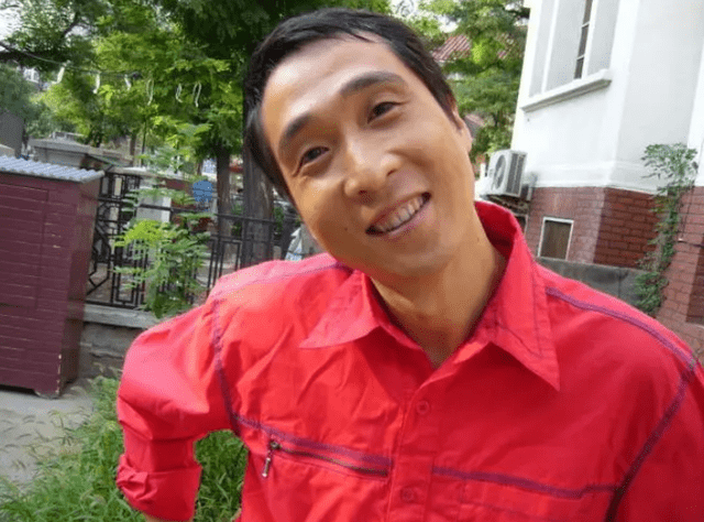 与杨议分道扬镳后,韩兆自编自导自演了不少影视剧作品,比如《福星盈门