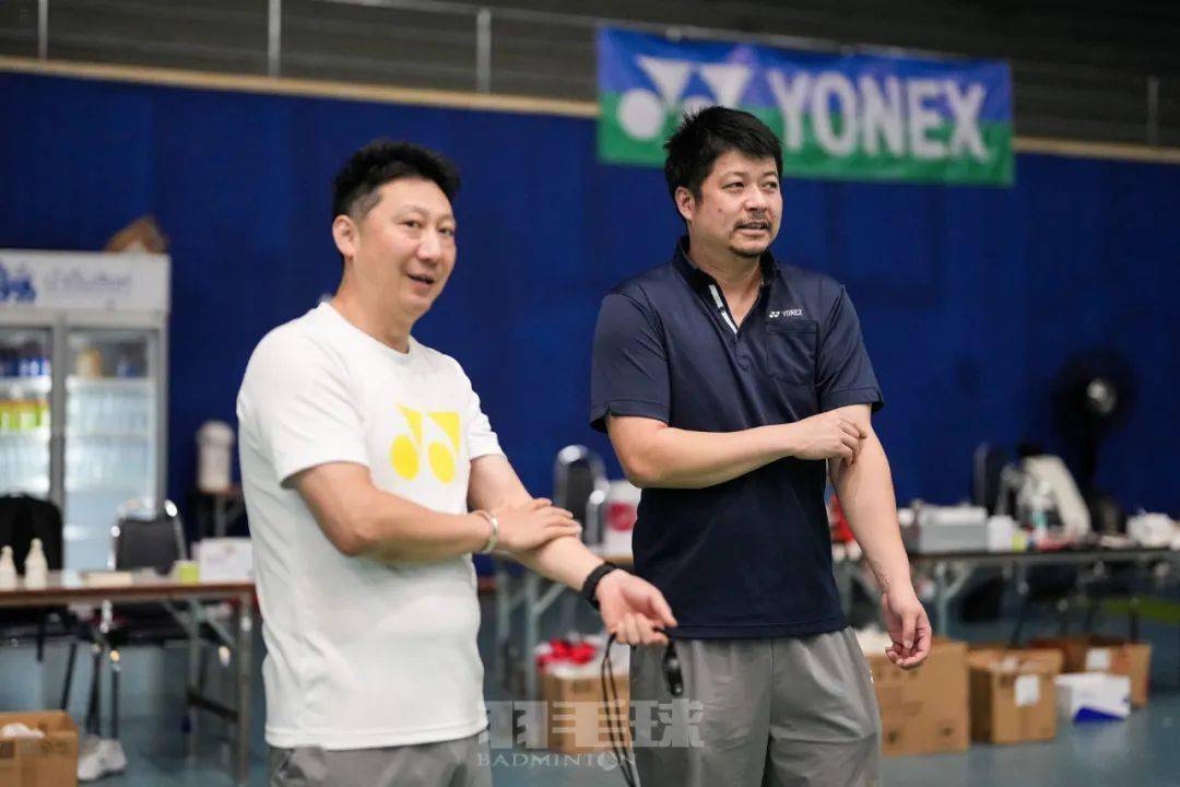 两位双打组教练陶嘉明,冯星桥交流训练情况.