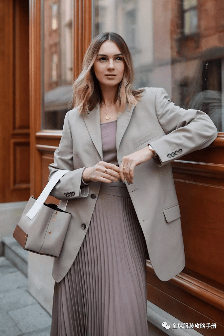 全球服装攻略手册风衣 百褶裙同色系搭配,更显高级感,小个子仙女:最