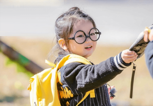 我们身边也有许多年少成名的草根童星,让优宝记忆最深的绝对当属凭借