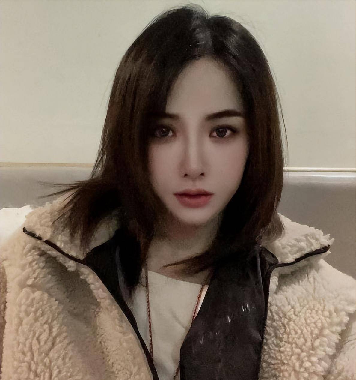 我们来看看绾绾之前的帖子.