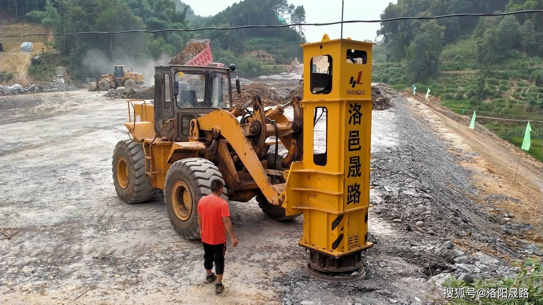 液壓夯實機適合橋臺背,半填半挖,局部高填方等局部路段及狹小面積作業