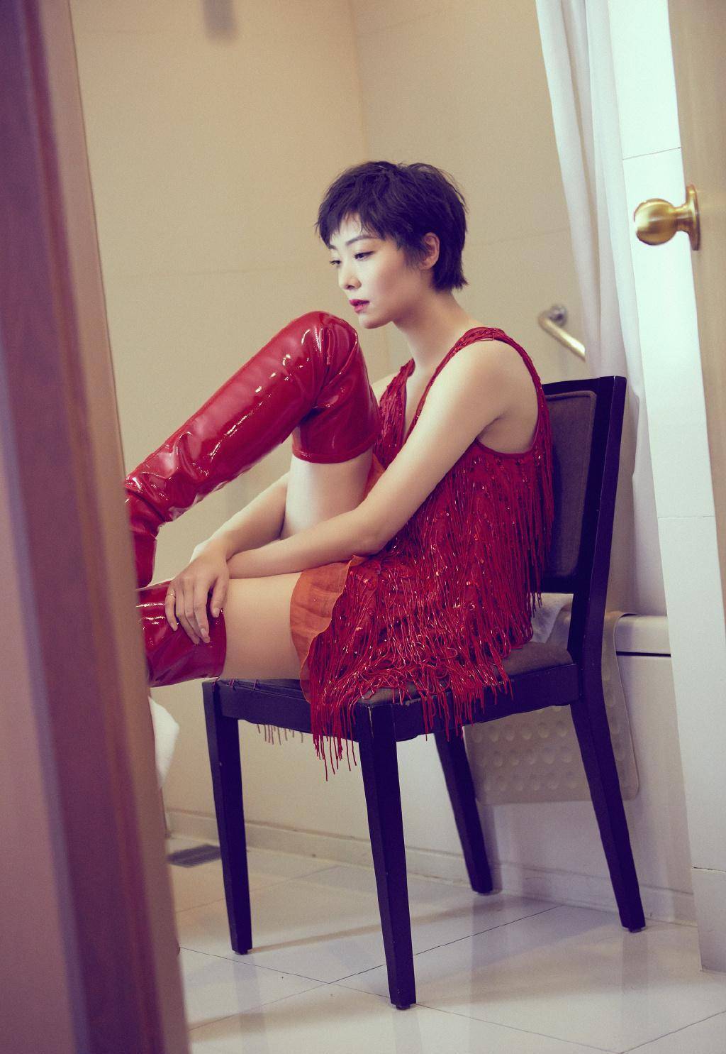 齐溪红毯造型太个性,穿银色连体裤搭配亮片肚兜,让人想忽视都难_线条