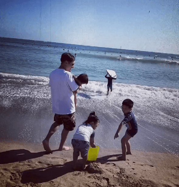 与刁磊吃烛光晚餐甜蜜相依,俩女儿都像她_宝妹_七宝_孩子