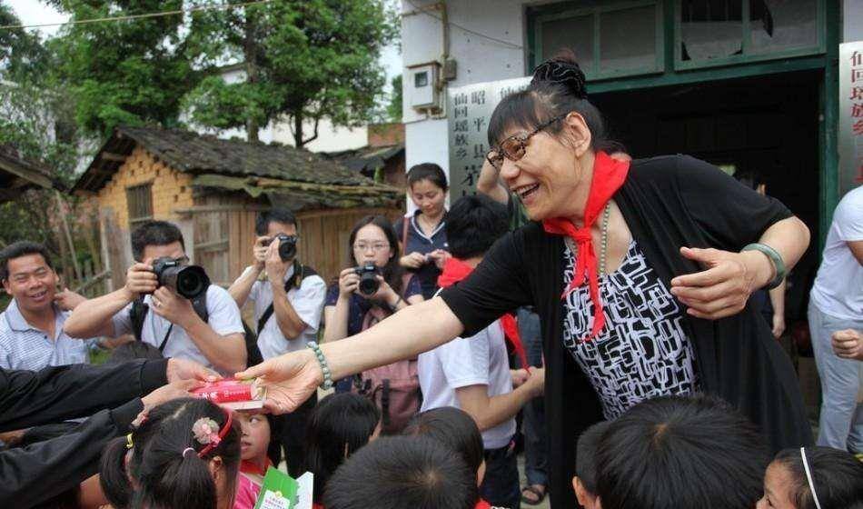 54岁郑海霞身穿四颗星军装,与科比合影遭热议,结婚9年不敢生育