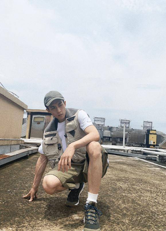 者尽情的展现出自己不拘一格的生活方式与时尚态度,谷嘉诚在此基础上