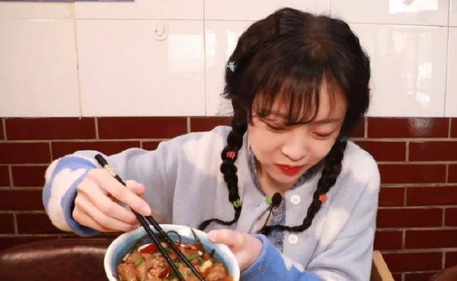 大胃王mini手术刚结束就更新视频,食物更是辛辣油腻,她难道忘了泡泡龙