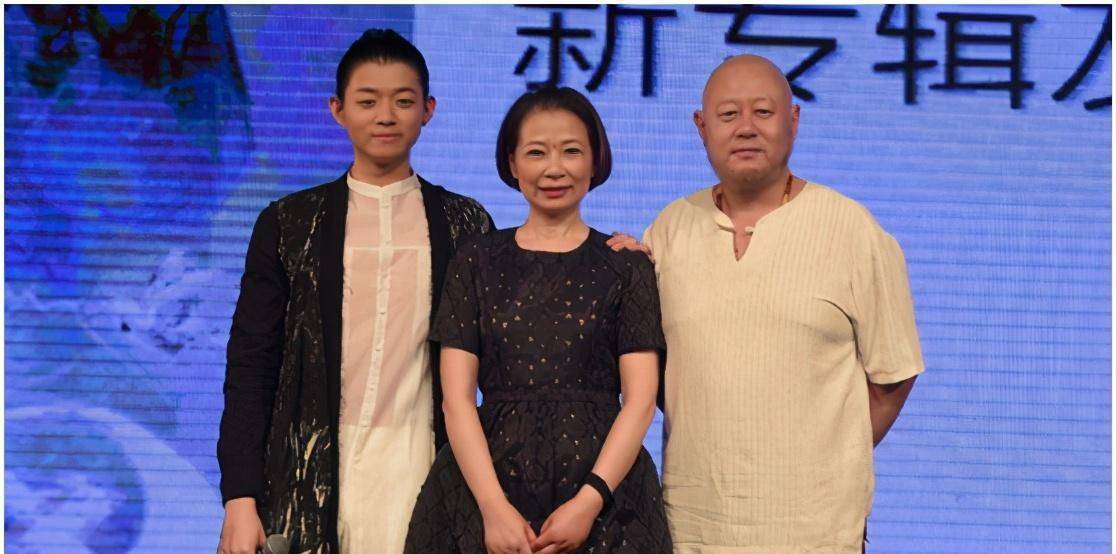 霍尊一家六口庆中秋,仲小萍与前夫现任罕同框,施小岚微笑比耶_陈露