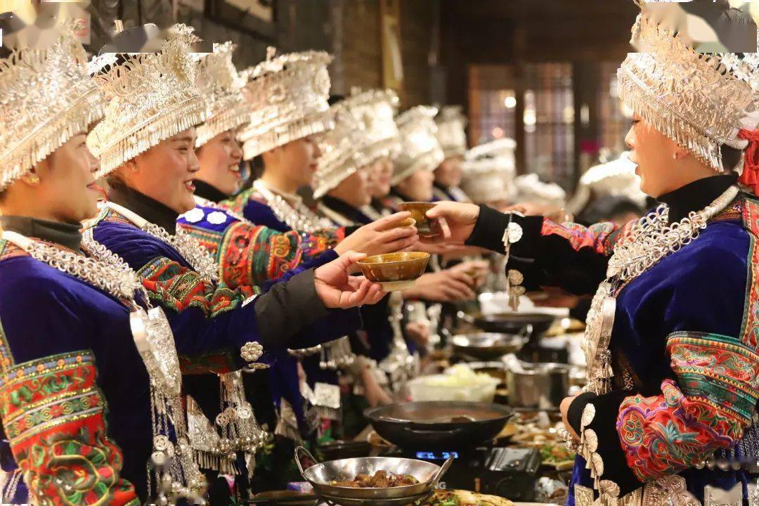 西江千户苗寨则在长桌宴献上最具当地特色的苗家美食,让每位来客的