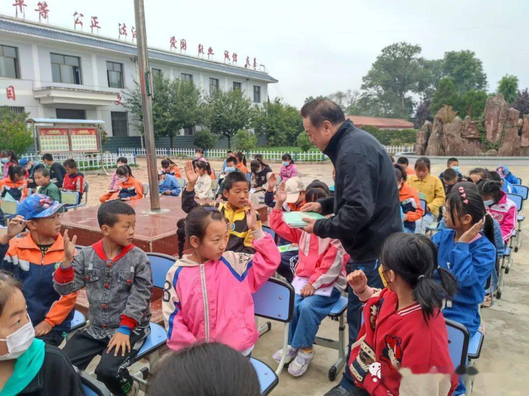 礼县红河镇在中心小学开展"开学第一课"法治宣传进校园活动_保护_疫情