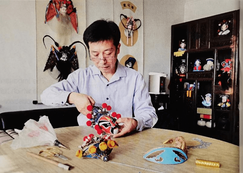 杨东海:彩塑京剧脸谱,石画项目海淀区级代表性传承人.