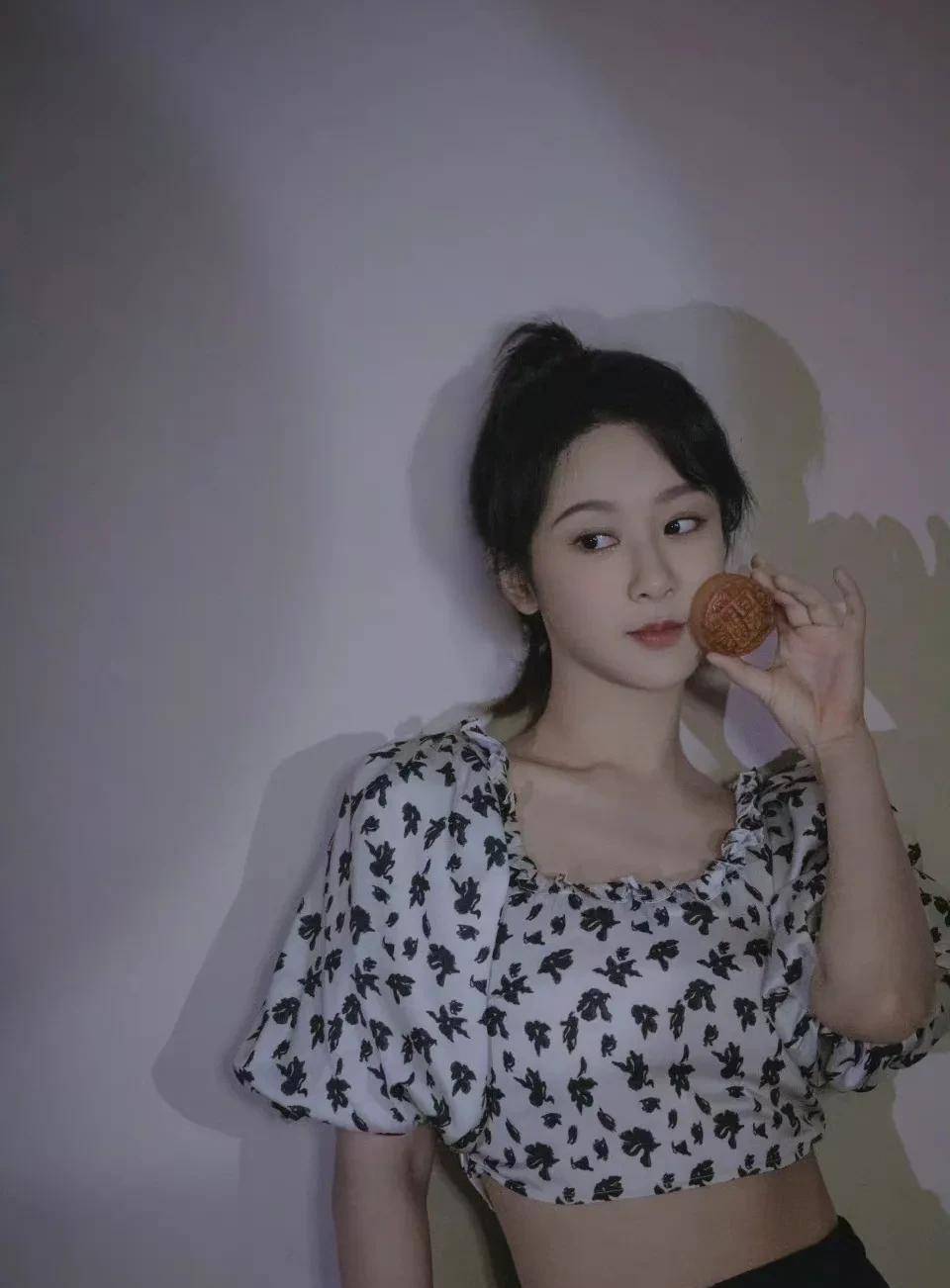 妆容精致而且头扎高马尾,整个人都显得青春活力,虽然杨紫今年已经30岁