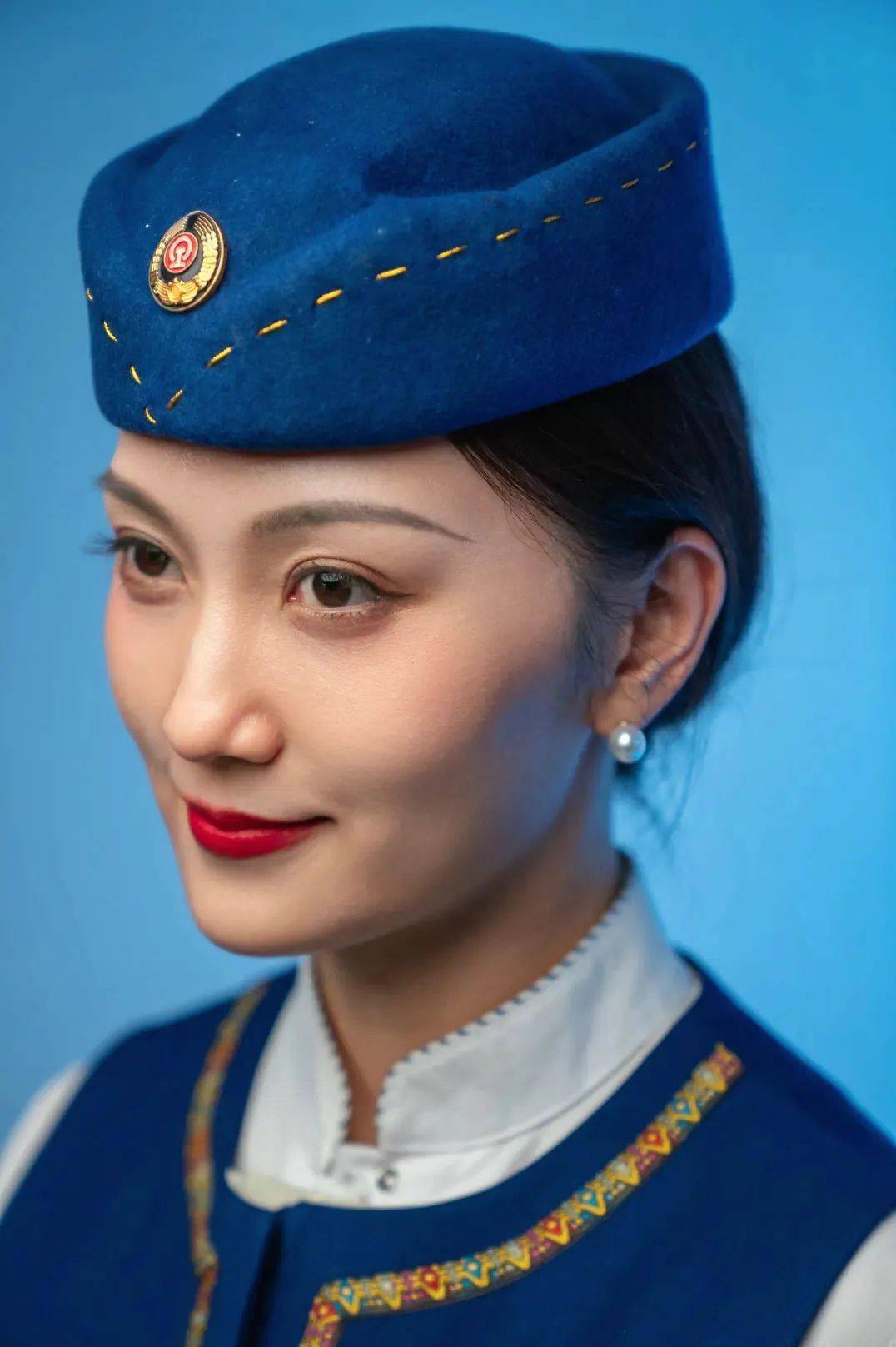 广西动姐制服图鉴,你最喜欢哪套?_壮锦_套装_紫红色