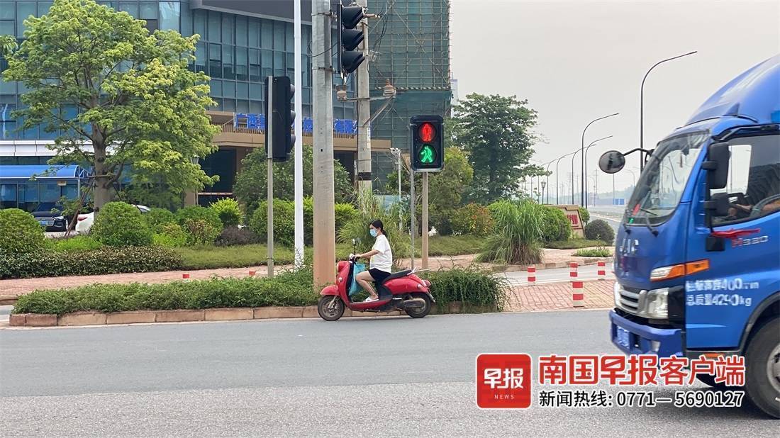 记者帮办丨同方向红绿灯同时亮起,咋回事?