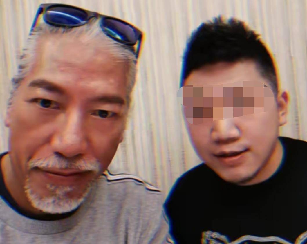 59岁张耀扬罕现身!