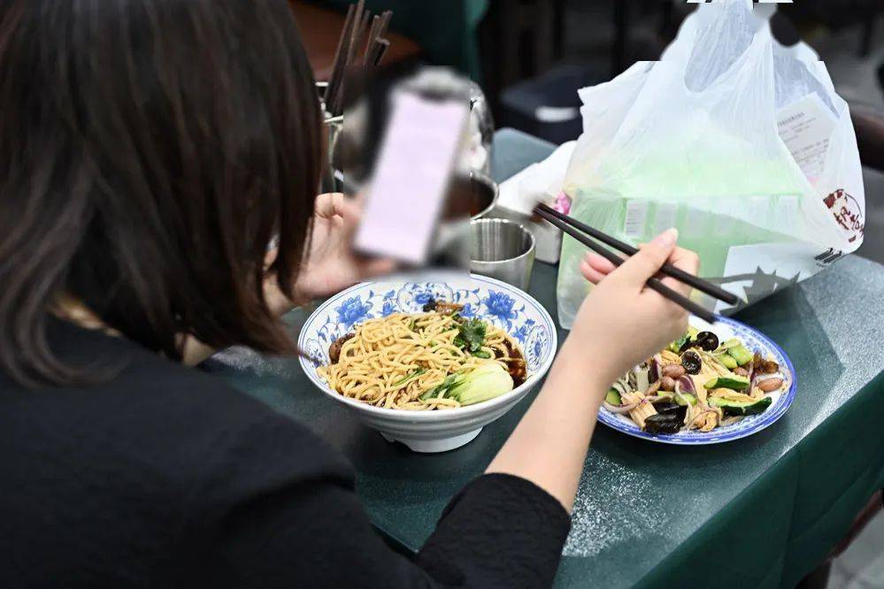 只點一碗無限續面!價格便宜好吃到飽!_紅燒牛肉麵_雜談_味道