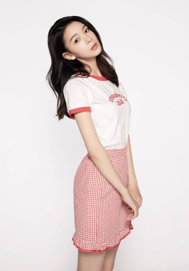 1米68陈瑶是小萝莉吧!白t恤配"围裙"尽显少女风,太甜了_身材_时尚_t恤