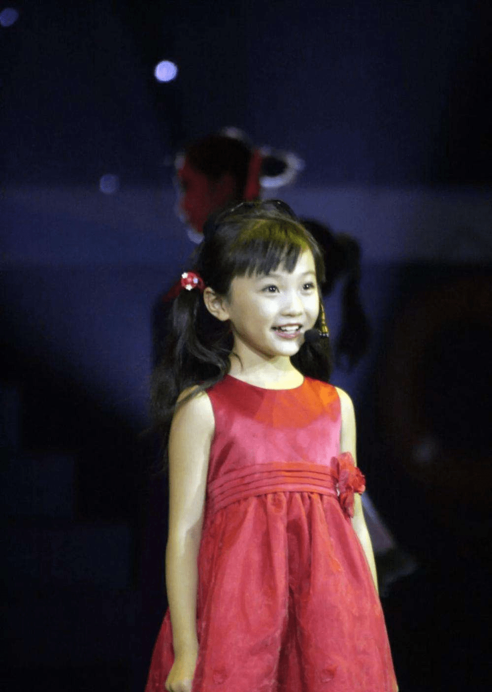 林妙可,丰胸门,陪酒门,炫富门,这个饱受污名的孩子值得同情_张艺谋