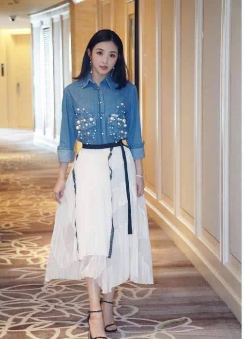 在鞋子方面,张含韵选择了一双银色的一字带细高跟鞋,使得整体造型更加