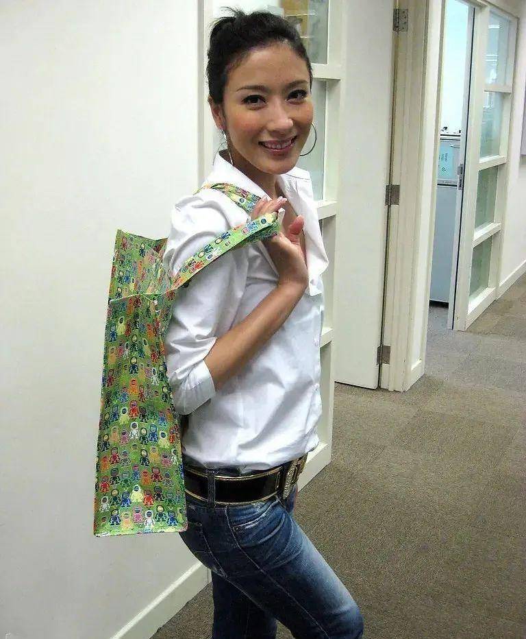 杨怡结婚后变化很大!妆容上毛孔清晰可见,妈妈的味道很不错