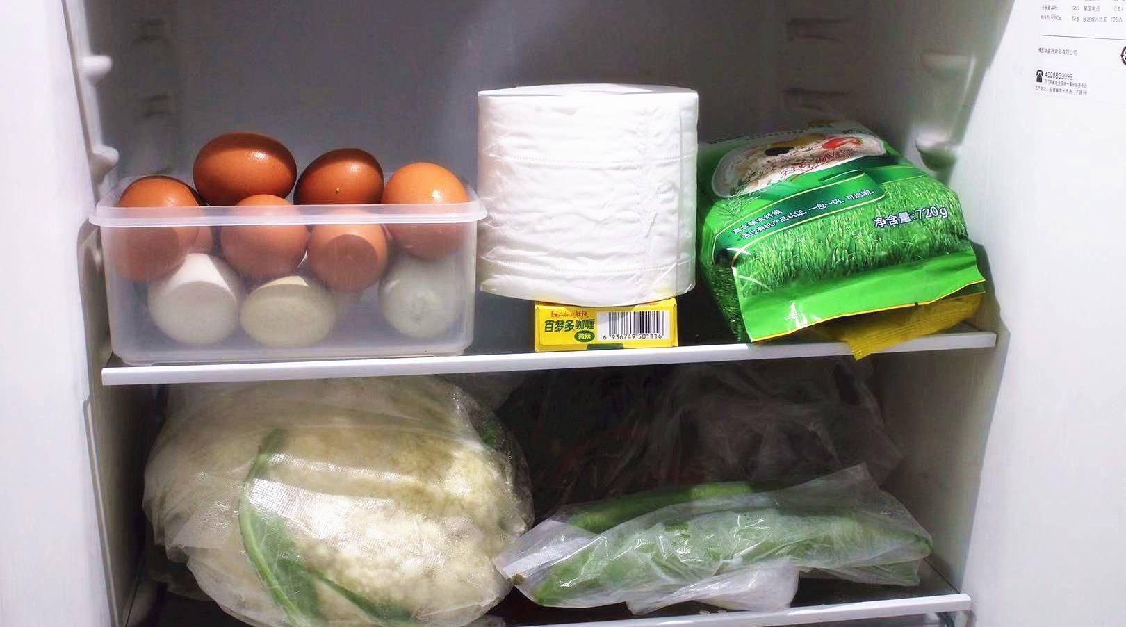 把一卷卫生纸放到储存食物的冰箱里,太聪明了,简单还实用