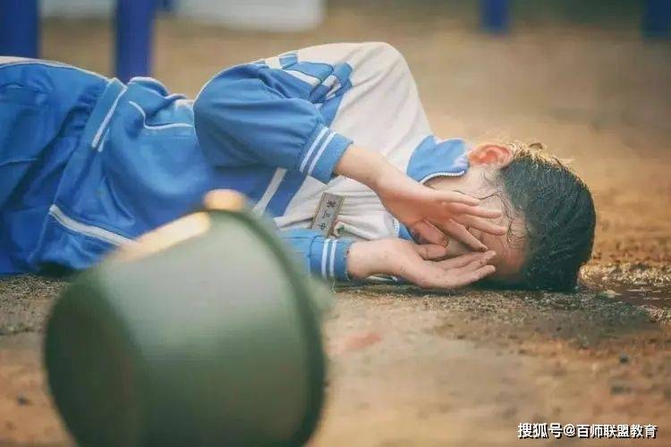 湖北黄石一起中学校园欺凌事件背后真相曝光:女生被逼下跪遭多人殴打.
