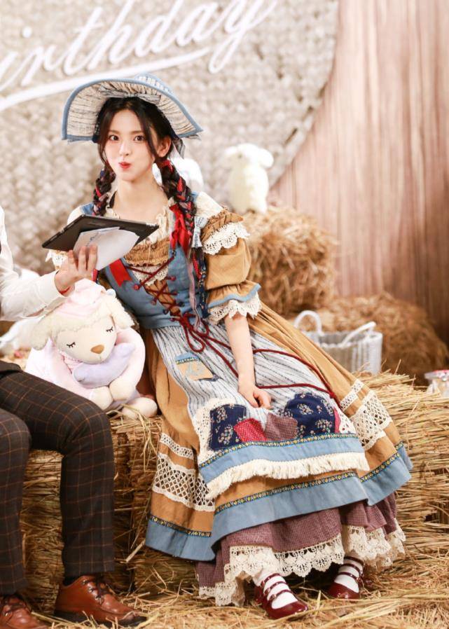 杨超越非穿"洛丽塔裙"扮可爱,不料坐下那刻,竟凹出120斤腰