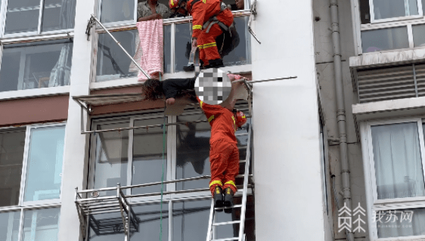 女子从5楼掉落遮雨棚 消防人员紧急救援