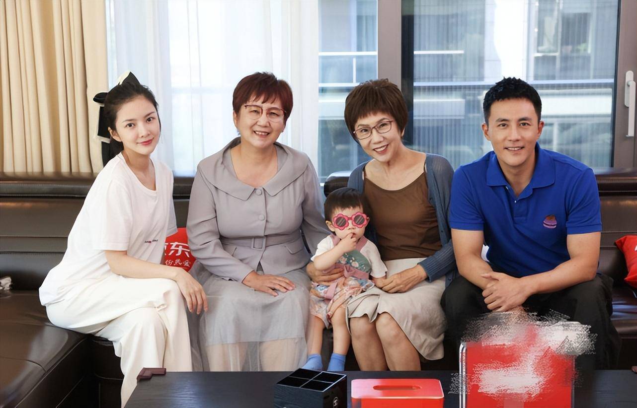 杜淳晒老婆视角带娃日常,耐心陪女儿玩跷跷板满脸宠溺