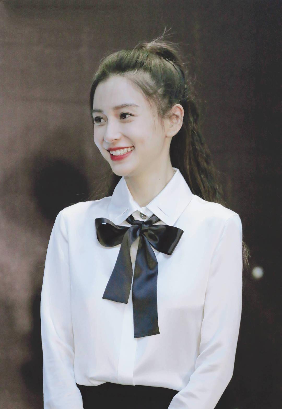 而百褶裙是甜美学院风,jk制服日系风的代表,是"甜美,青春,活力,少女"